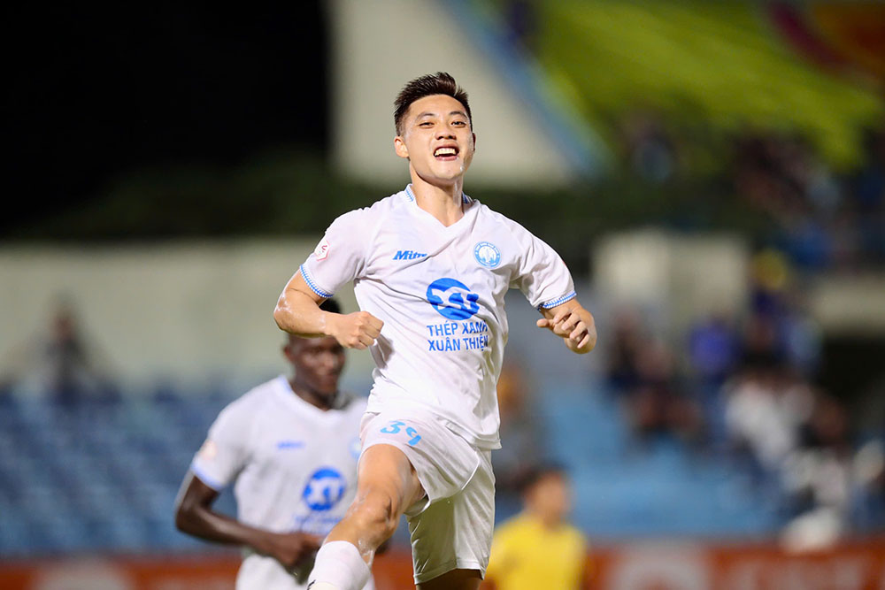 Den phut 90, Lam Ti Phong lap cong, cham dut moi hi vong cua Quang Nam. Thang loi 2-0 chung cuoc giup Nam Dinh chinh thuc len ngoi vo dich som mot vong dau.