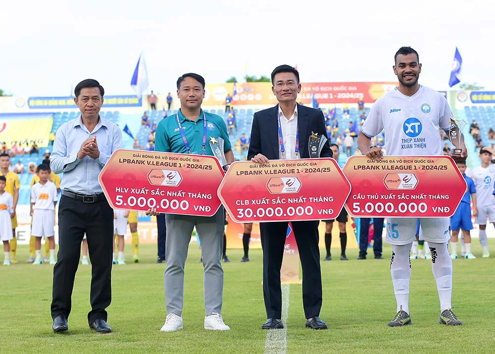 Truoc khi tran dau bat dau, ban to chuc giai da trao cac giai thuong thang 5 danh cho Nam Dinh, cac giai thuong gom: Doi bong xuat sac nhat, huan luyen vien xuat sac nhat thuoc ve ong Vu Hong Viet, va Cau thu xuat sac nhat danh cho ngoai binh Brenner Marlos.