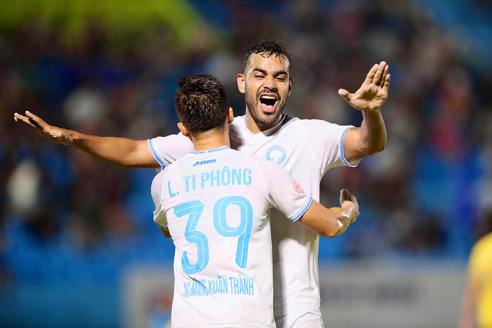 Ngay sau tieng coi man cuoc, cac cau thu Nam Dinh da om cham lay nhau de an mung. Day la chuc vo dich V.League thu 2 lien tiep cua doi bong thanh Nam.