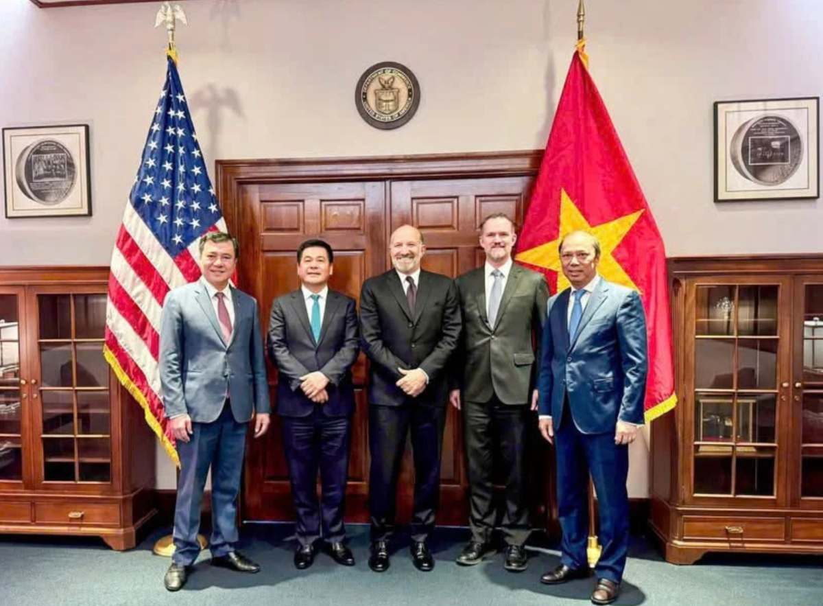 El Ministro de Industria y Comercio, Nguyen Hong Dien, negocio sobre impuestos sobre el Ministro de Comercio de los Estados Unidos, Howard Lutnick, y el Embajador Jamieson Greer, jefe de representante comercial estadounidense. Foto: Vietnam+