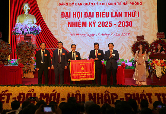 El Secretario del Partido de la Ciudad, Le Tien Chau, en nombre del Gobierno, otorgo excelentes banderas de emulacion a la Junta de Gestion de la Zona Economica de Hai Phong. Foto: Minh colgo