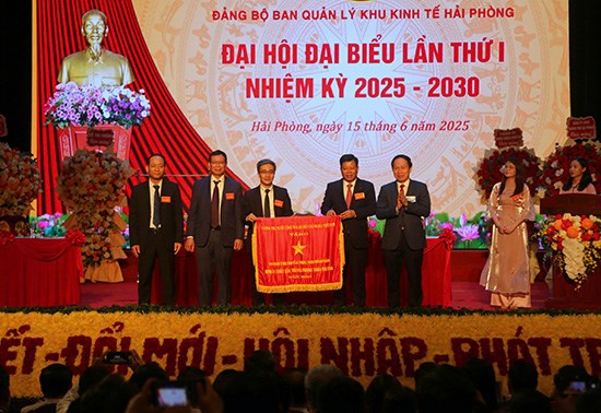 Ban quản lý Khu kinh tế Hải Phòng nhận cờ thi đua của Chính phủ