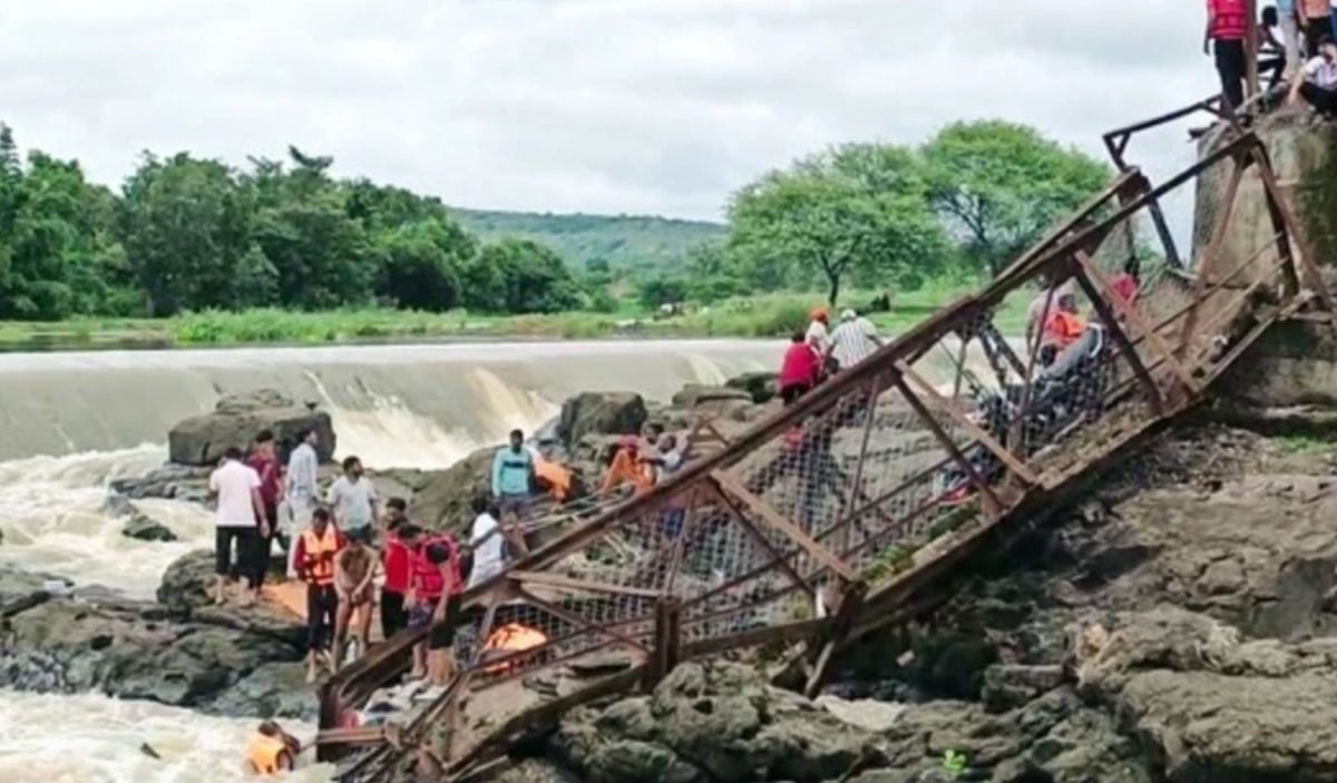 Scene of the bridge collapse in India on June 15. Photo: VNA