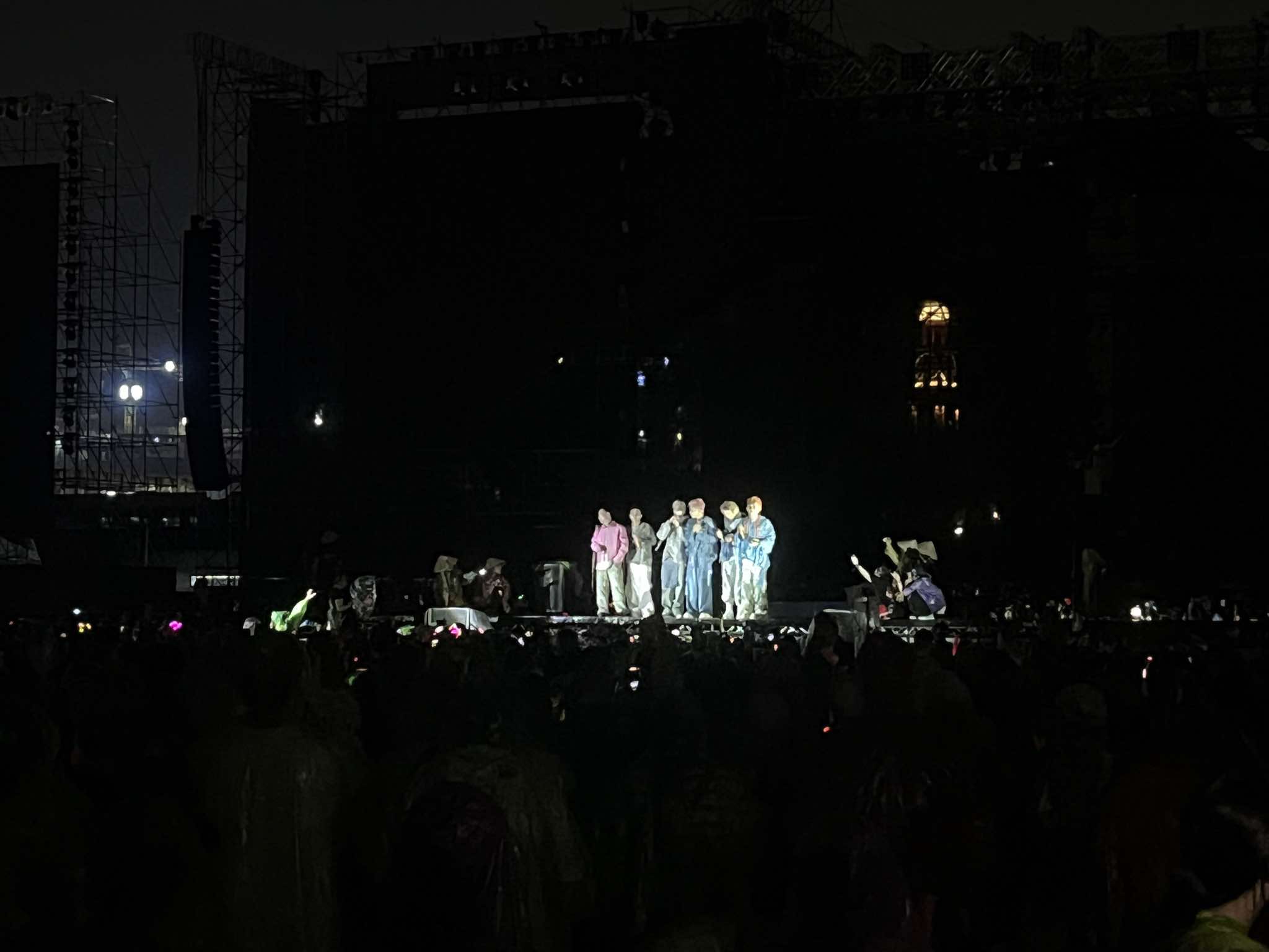 Tai Tai intercambio y canto con la audiencia con un altavoz de mano mientras esperaba que la tripulacion solucionara el problema. Foto: Huyen Chi