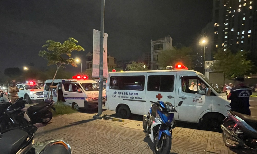 Xe cap cuu co mat tai hien truong. Ảnh: Hoang Chinh