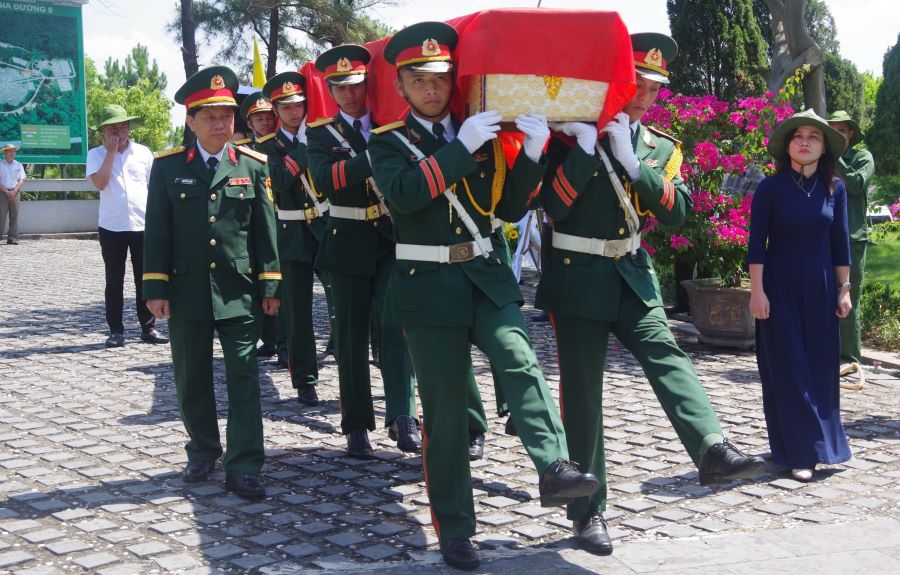 Dua liet si la Quan tinh nguyen Viet Nam hi sinh tren dat ban Lao ve Nghia trang liet si quoc gia Duong 9 an tang. Anh: Han Nguyen