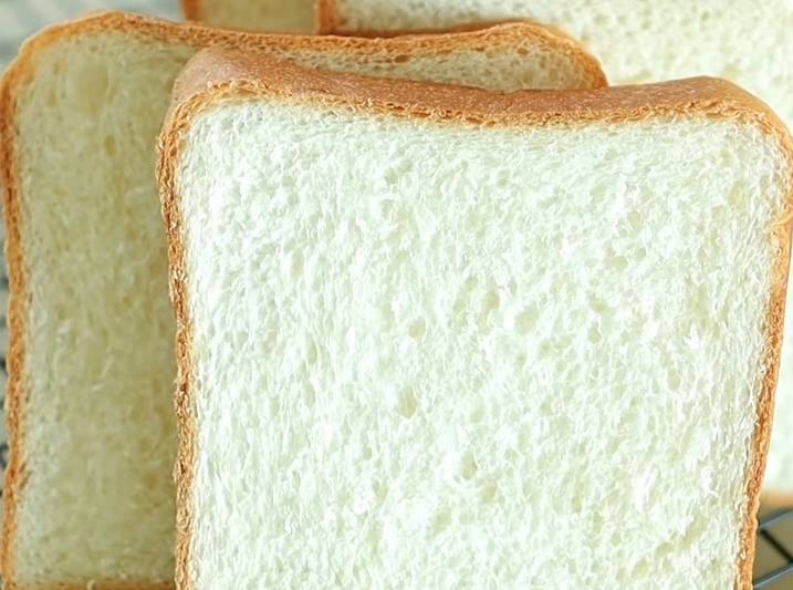 White bread is one of the foods that people with high blood pressure should not eat for breakfast. Photo: Kieu Vu