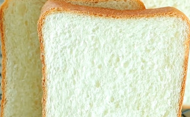 White bread is one of the foods that people with high blood pressure should not eat for breakfast. Photo: Kieu Vu