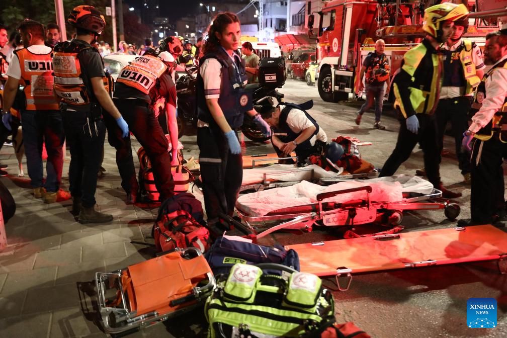 Luc luong ung cuu den Bat Yam, phia nam Tel Aviv, Israel, noi bi ten lua Iran tan cong, ngay 15.6.2025. Anh: Xinhua