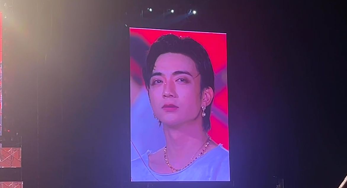 Soobin cried on stage. Photo: Minh Duong