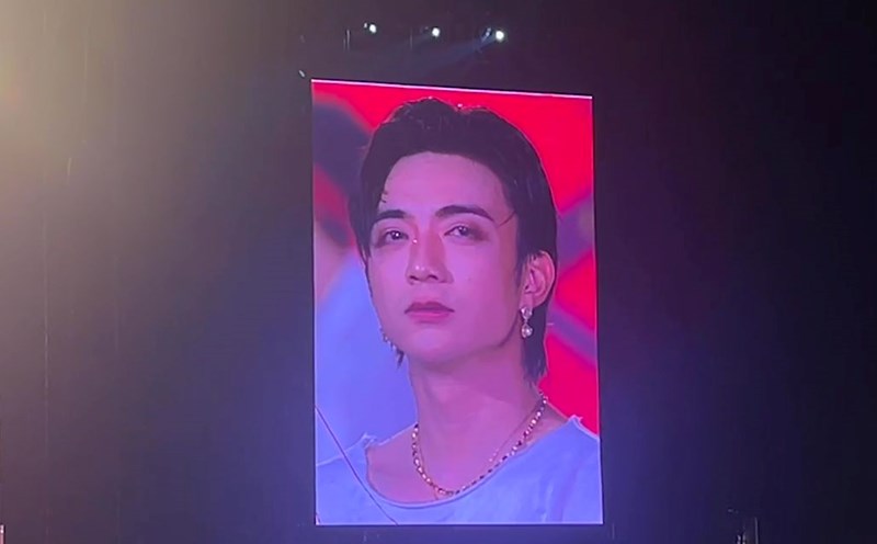 Soobin cried on stage. Photo: Minh Duong