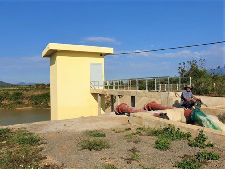 Cac ho chua lon tren dia ban tinh Dak Lak xa nuoc de dam bao an toan cho nguoi dan vung ha du vao mua mua. Anh: Bao Trung