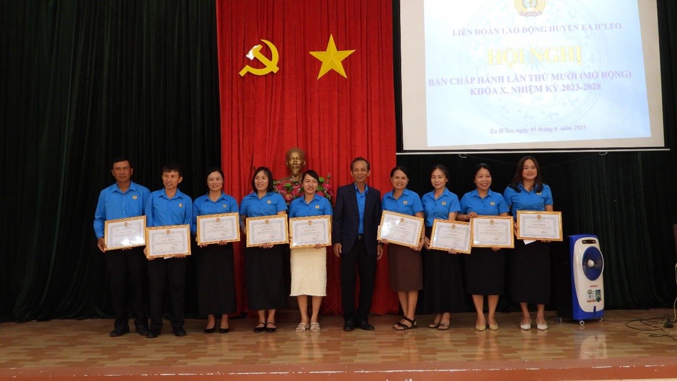 La Federacion Laboral del Distrito Ea H’Leo otorgo certificados de merito a los colectivos para lograr excelentes logros en actividades sindicales. Foto: Quoc Dien