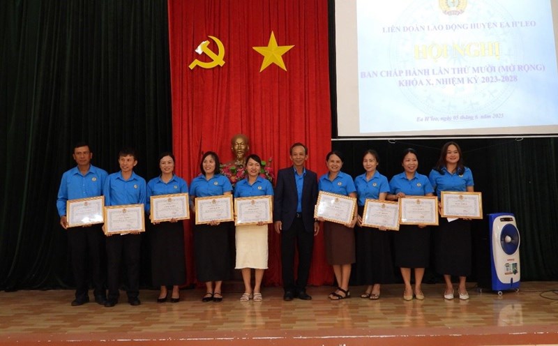 Ea H'Leo District Labor Federation awarded certificates of merit to collectives with outstanding achievements in trade union activities. Photo: Quoc Dien