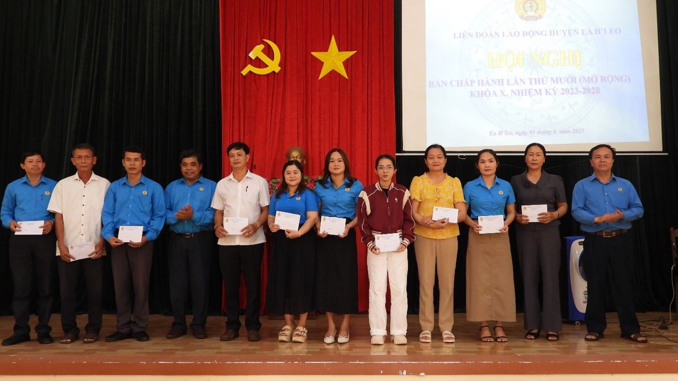 Lien doan Lao dong tinh Dak Lak ho tro doan vien co hoan canh dac biet kho khan. Anh: Quoc Dien