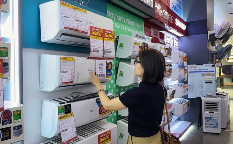 Regulaciones sobre la aplicacion del 10% de impuestos para productos de acondicionamiento aereo con una capacidad de enfriamiento nominal de mas de 24,000 a 90,000 BTU. Foto: Phuong Anh