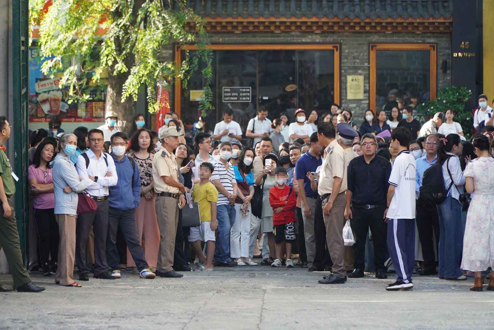 Phu huynh dung cho truoc diem thi Truong THCS-THPT Tran Dai Nghia du con da vao phong thi. Anh: Chan Phuc
