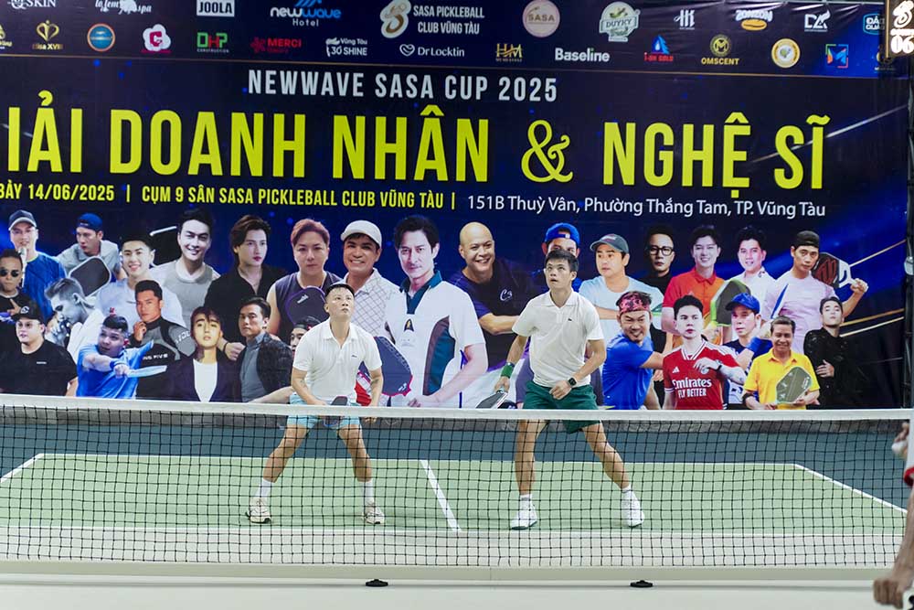 Singer Hoang Bach (left) won the bronze medal at the pickleball tournament in Vung Tau. Photo: Organizing Committee