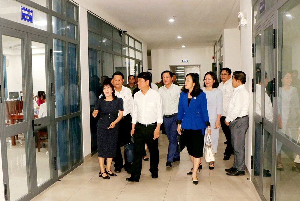 Lanh dao tinh Binh Duong kiem tra cong tac van hanh thu nghiem phuong Tan Dong Hiep moi. Anh: Cong thong tin dien tu tinh Binh Duong