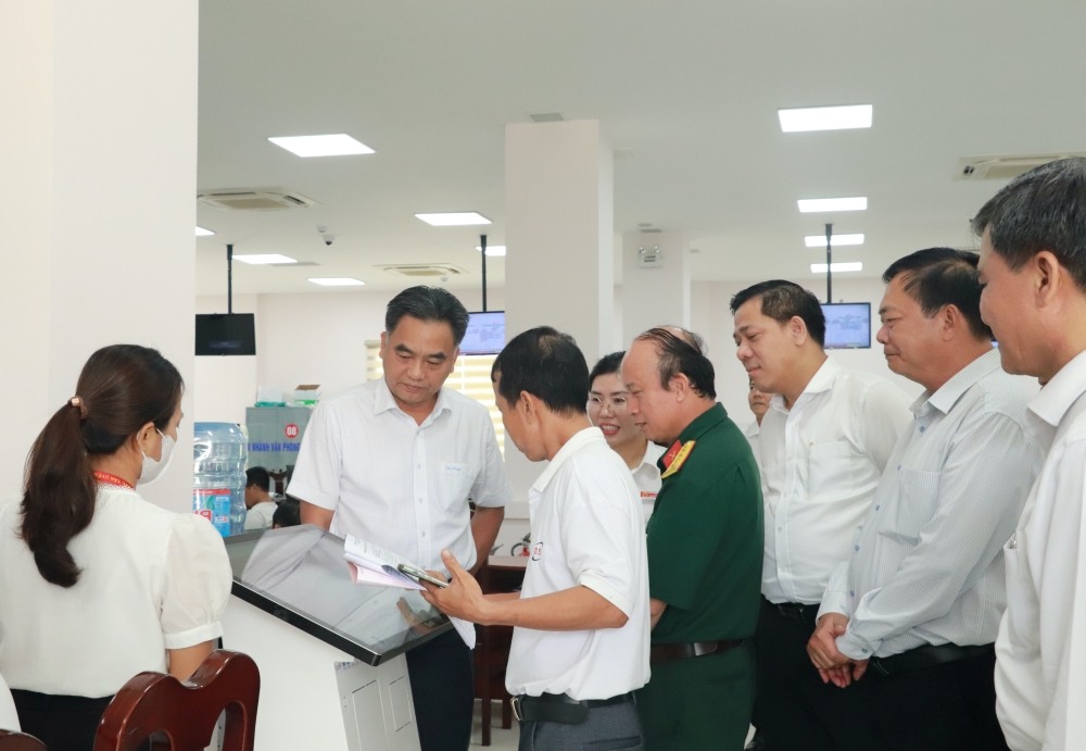 Lanh dao tinh Binh Duong di kiem tra cong tac chuan bi dua cac Trung tam Phuc vu Hanh chinh cong cua cac xa phuong moi sap xep. Anh: Cong thong tin dien tu tinh Binh Duong
