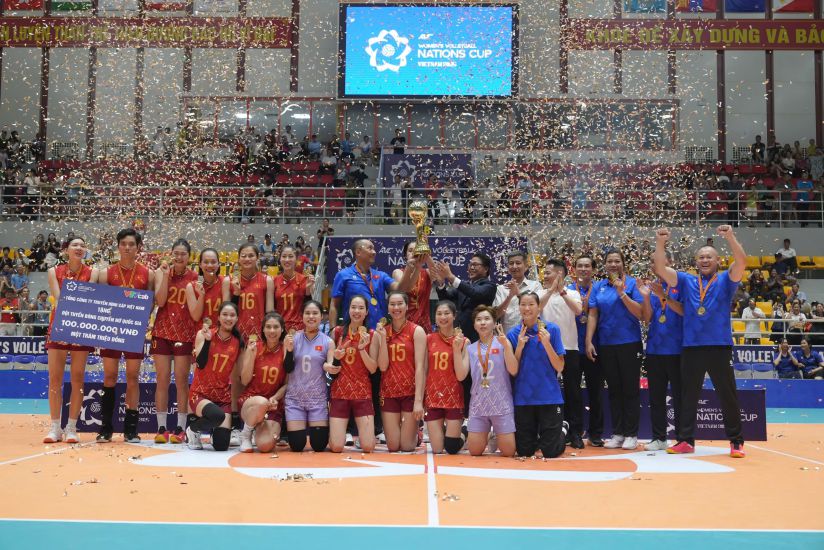 El equipo de voleibol femenino vietnamita elevo la AVC Nations Cup 2025. Foto: VFV