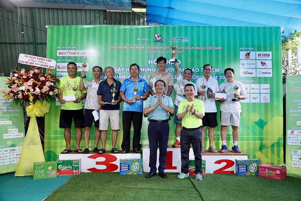 Ban to chuc trao giai cho cac tay vot dat thanh tich. Anh: Kha Hoa