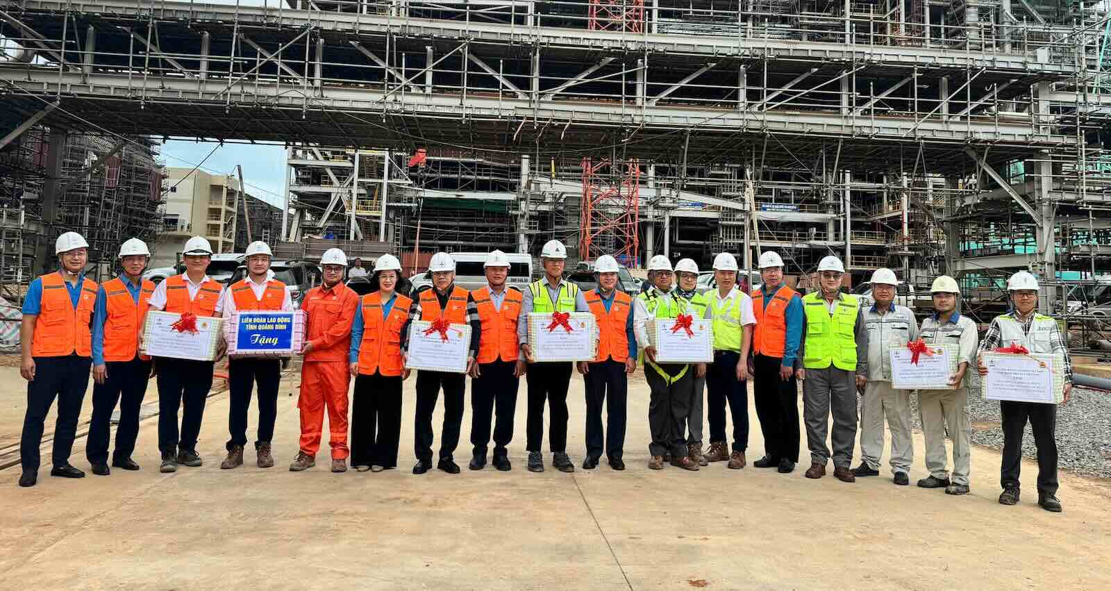 El Vicepresidente de la Confederacion General del Trabajo de Vietnam Nguyen Xuan Hung visita y anima a los trabajadores en el Proyecto de la Central Termoelectrica de Quang Trach 1. Foto: Xuan Tuan