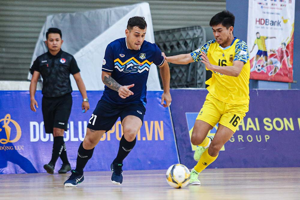 Thai Son Nam HCMC (blue shirt) won against Saigon Titans in round 12 of the 2025 National Futsal Championship. Photo: VFF