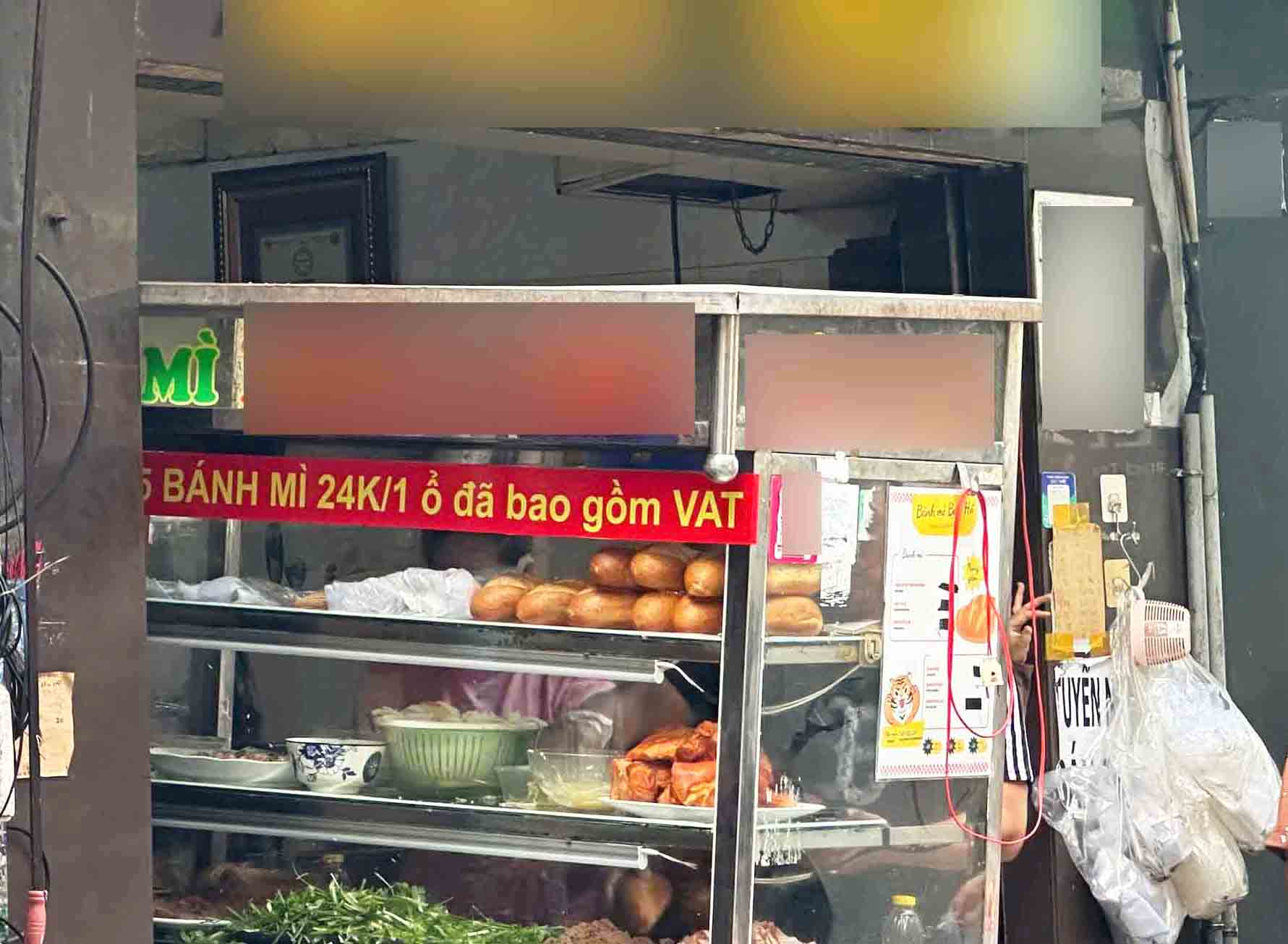 Mot quan banh mi o TPHCM thong bao tang gia ban. Anh: Ngoc Anh