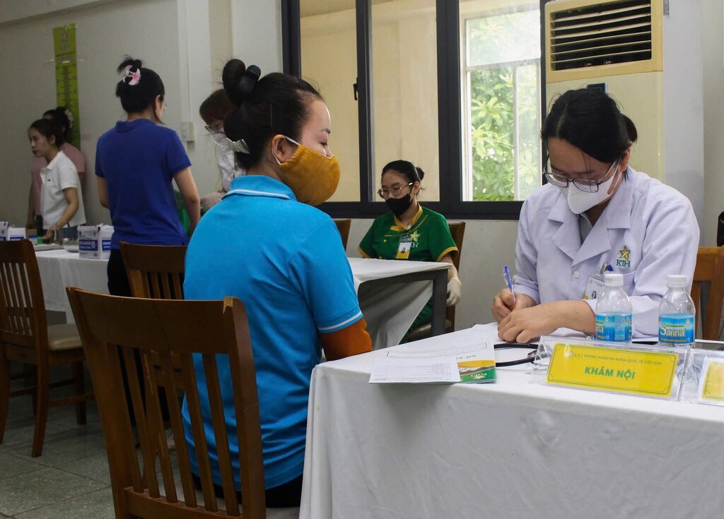 Trabajadores del examen de la industria textil y de la confeccion. Foto: Mai Anh