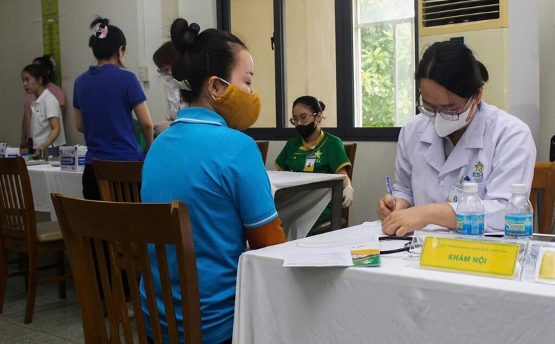 Textile and Garment workers undergo health check-ups. Photo: Mai Anh