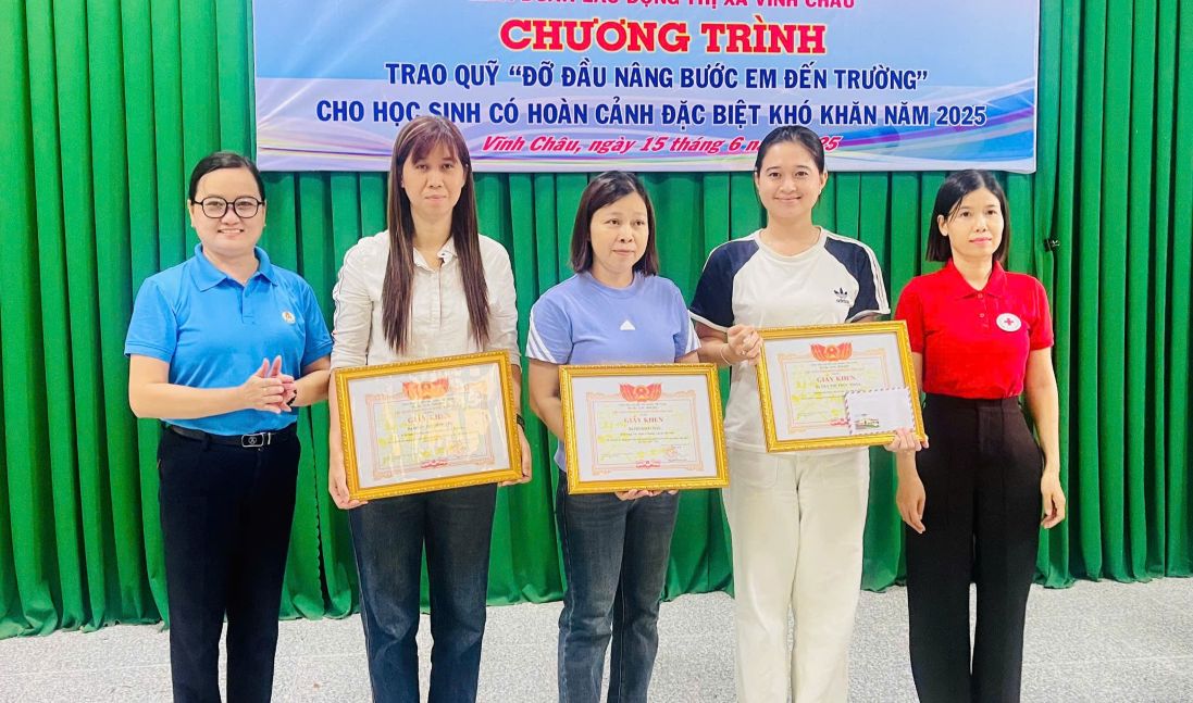 Lanh dao LDLD TX Vinh Chau trao tang giay khen cua Chu tich UBND TX Vinh Chau cho cac ca nhan tieu bieu trong hoat dong thien nguyen. Anh: LDLD TX Vinh Chau