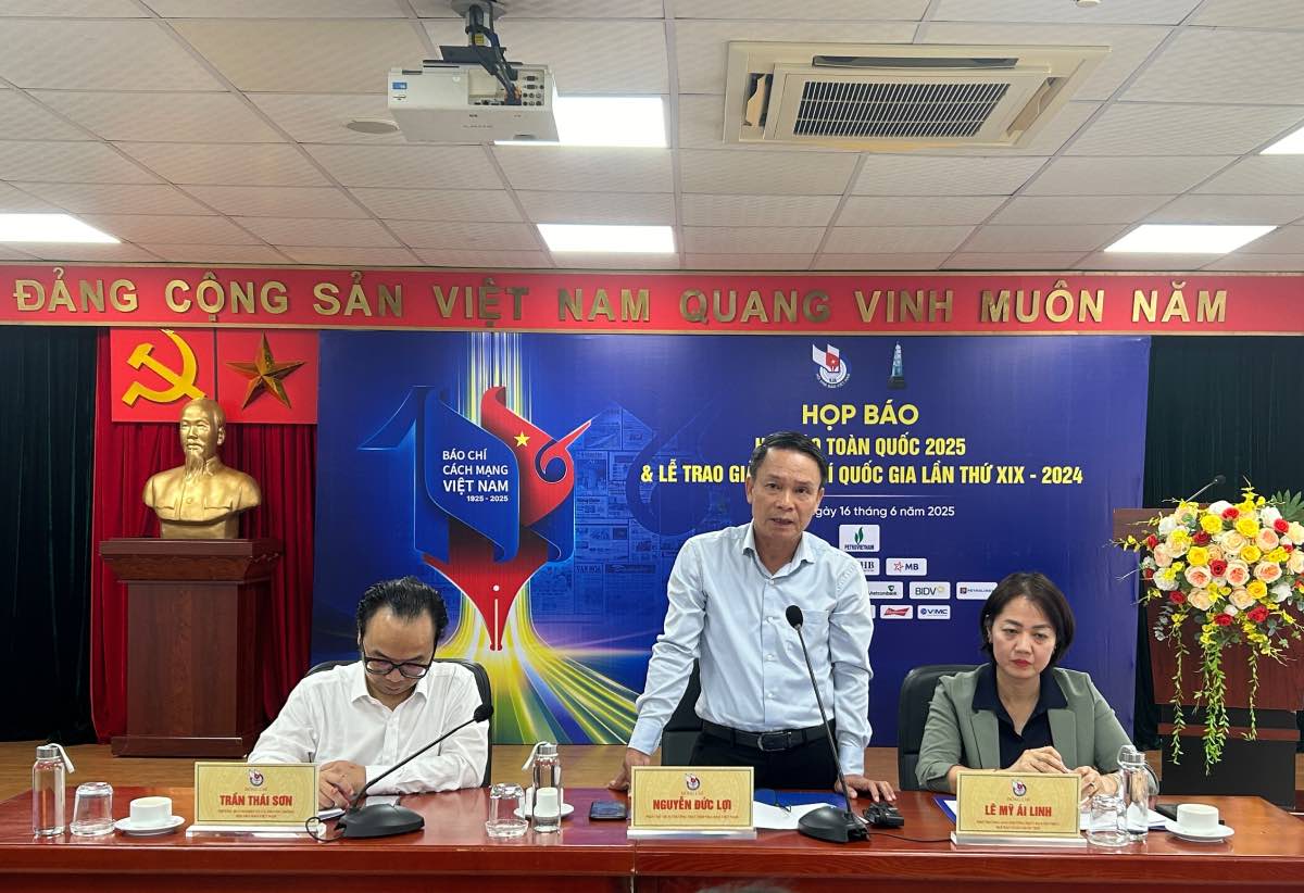 Cac dai bieu trao doi tai buoi hop bao. Anh: Huong Nha