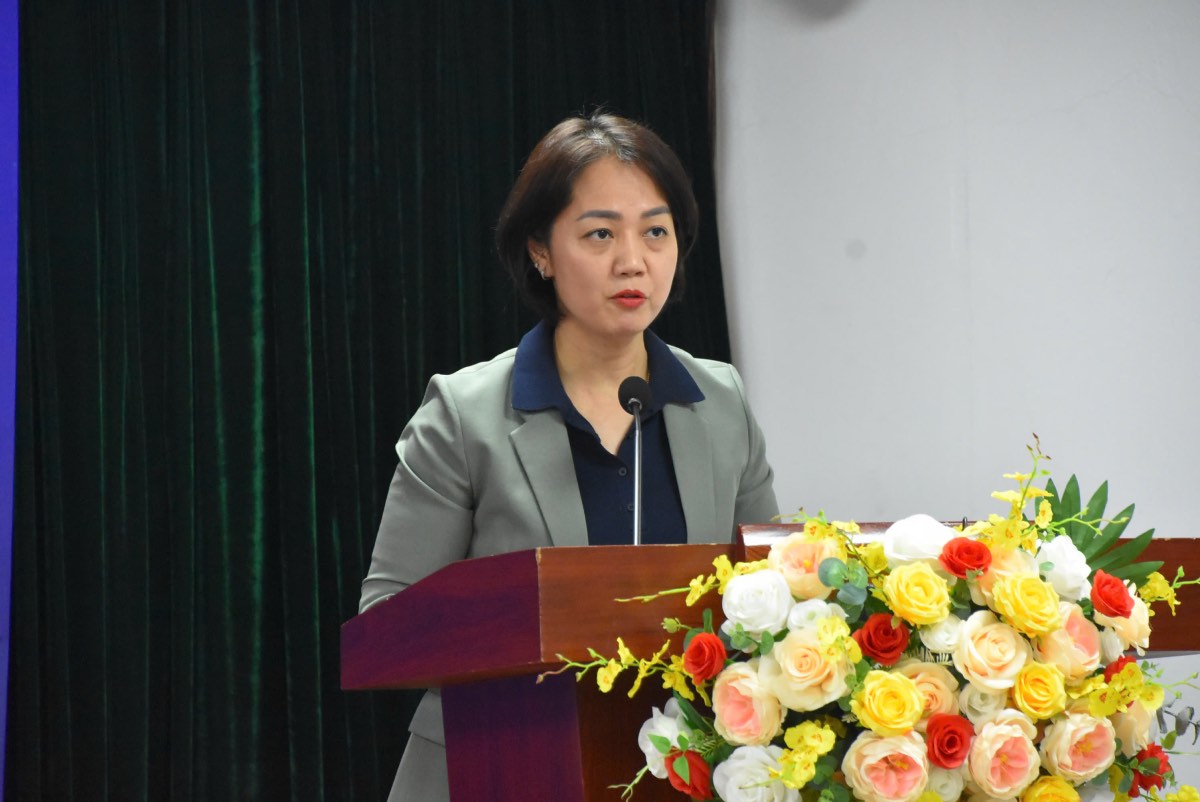 Ms. Le My Ai Linh - Acting Director of the Center for Journalism Culture, Deputy Head of the Standing Committee of the National Newspaper Association in 2025 spoke at the press conference. Photo: Huong Nha