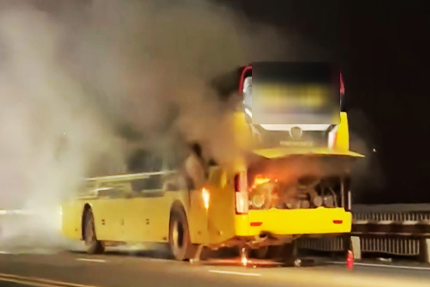 Scene of the passenger bus fire on Thang Long Bridge, early morning of June 16. Photo: Provided by the people