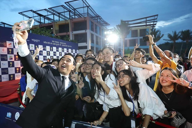 Artist Quyen Linh took a souvenir photo with fans in Nha Trang at the 2023 Kite Awards. Photo: Huu Long