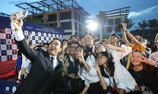 Nghệ sĩ Quyền Linh chụp ảnh lưu niệm cùng người hâm mộ ở Nha Trang tại giải thưởng Cánh diều 2023. Ảnh: Hữu Long
