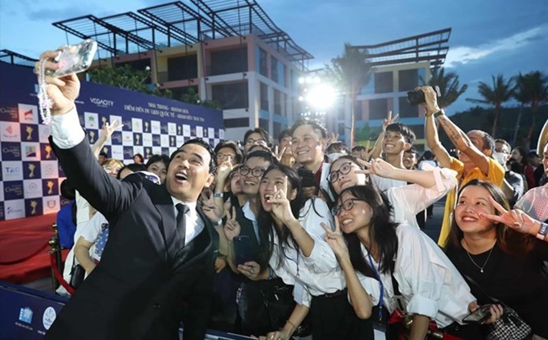 Artist Quyen Linh took a souvenir photo with fans in Nha Trang at the 2023 Kite Awards. Photo: Huu Long
