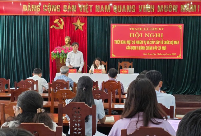 Quang canh hoi nghi cong bo chuc danh lanh dao 4 phuong moi cua TP Tam Ky, Quang Nam sau sap xep. Anh: Nguyen Hoang