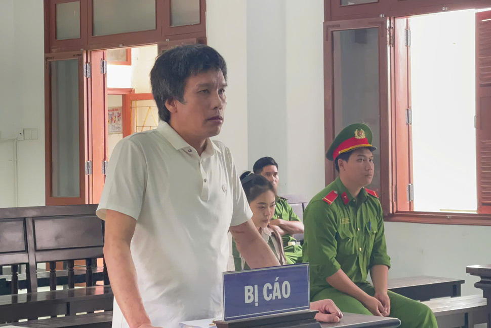 Bị cáo Lê Hải - nguyên Phó phòng Nghiệp vụ 1 Cơ quan UBKT Tỉnh ủy Phú Yên tại phiên tòa. Ảnh: Thế Minh