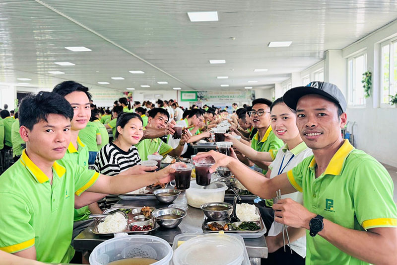 Cong nhan lao dong Nha may Pro Sports Hong Thuan duoc cong ty nau che do den mat lanh giai nhiet. Anh: Cong doan Cong ty cung cap.
