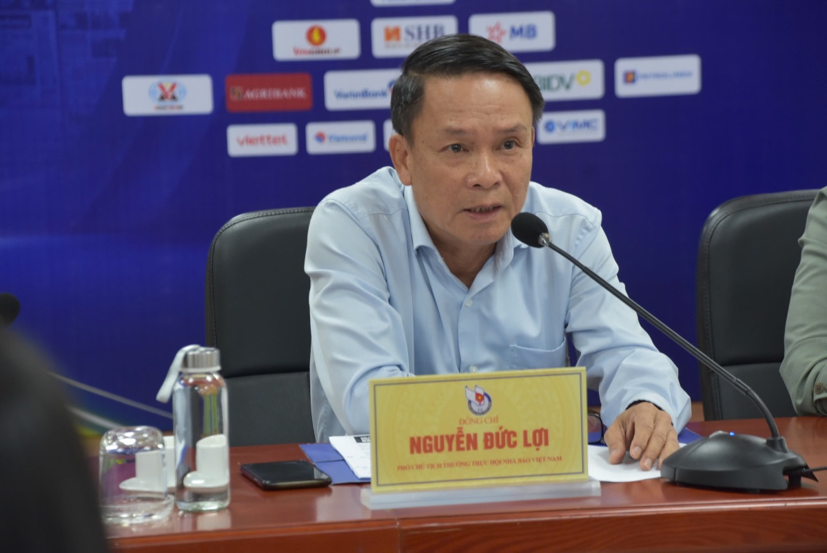 Mr. Nguyen Duc Loi - Permanent Vice President of the Vietnam Journalists Association, Permanent Vice President of the National Press Awards Council informed at the press conference. Photo: Huong Nha