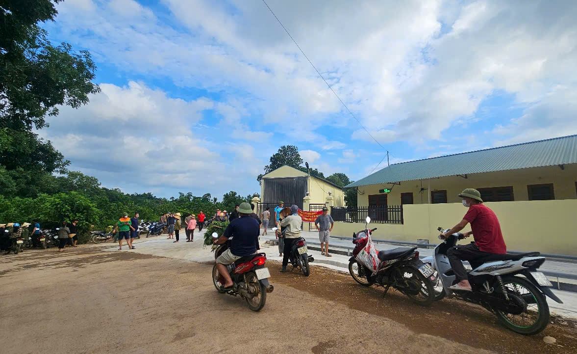 Da nhieu ngay nguoi dan tai xa Cam Long, huyen Cam Thuy tap trung truoc trai lon de phan ung viec o nhiem. Anh: Minh Hoang