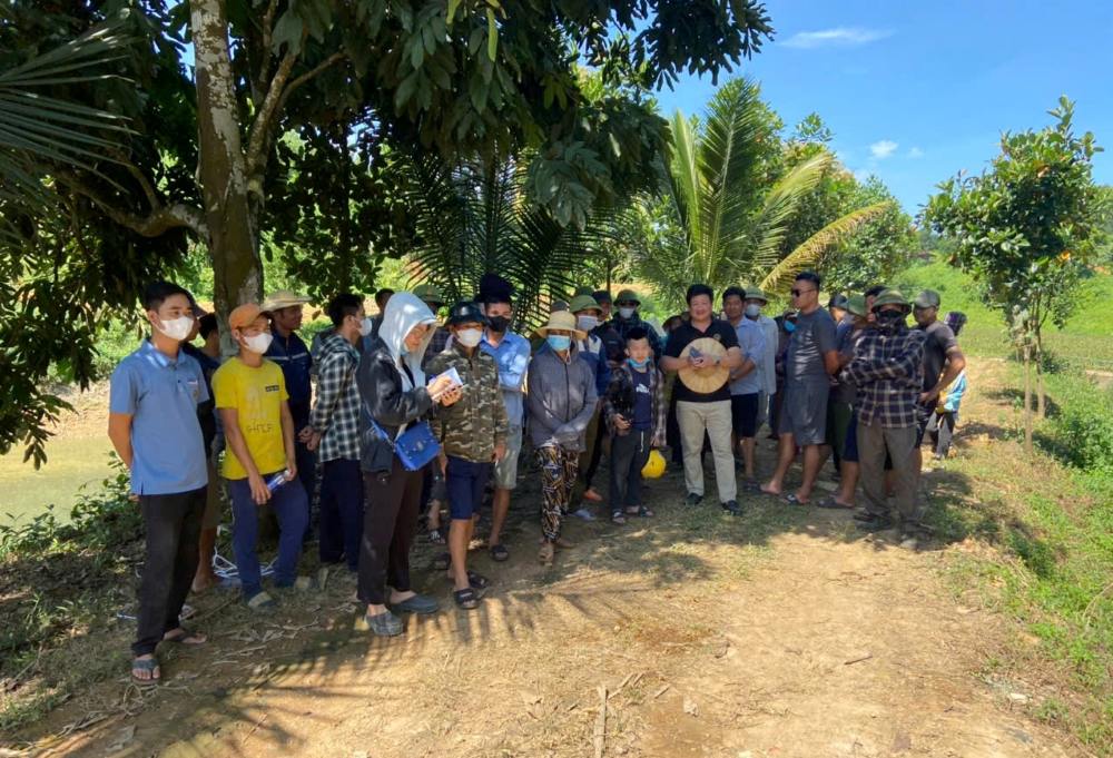 Nguoi dan tai xa Cam Long, huyen Cam Thuy tap trung trong nhieu ngay de phan doi viec trai lon gay o nhiem. Anh: Minh Hoang