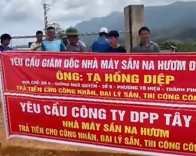 El Director de la fabrica de procesamiento de Cassava Starch en el caso de docenas de trabajadores que estiran los pancartas de cobro de deudas se comprometieron a pagar los salarios antes del 30 de junio despues del periodico Lao Dong. Foto: Suministro de personas