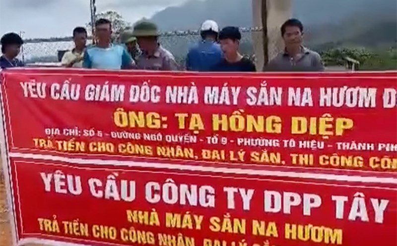The director of the cassava starch processing factory in the case of dozens of workers stretching banners to collect debts has pledged to pay his salary before June 30 after being reported by Lao Dong Newspaper. Photo: Provided by the people