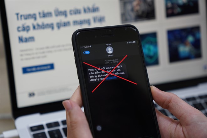 Caution is the first safety barrier to avoid sophisticated scams, disguised by seemingly harmless messages. Photo: Huu Chanh