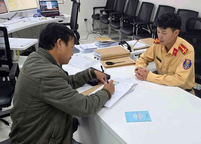 The traffic police praised the humanitarian spirit and civic responsibility of driver Thanh in an emergency situation, having to run a red light to save people in distress. Photo: Khac Lich
