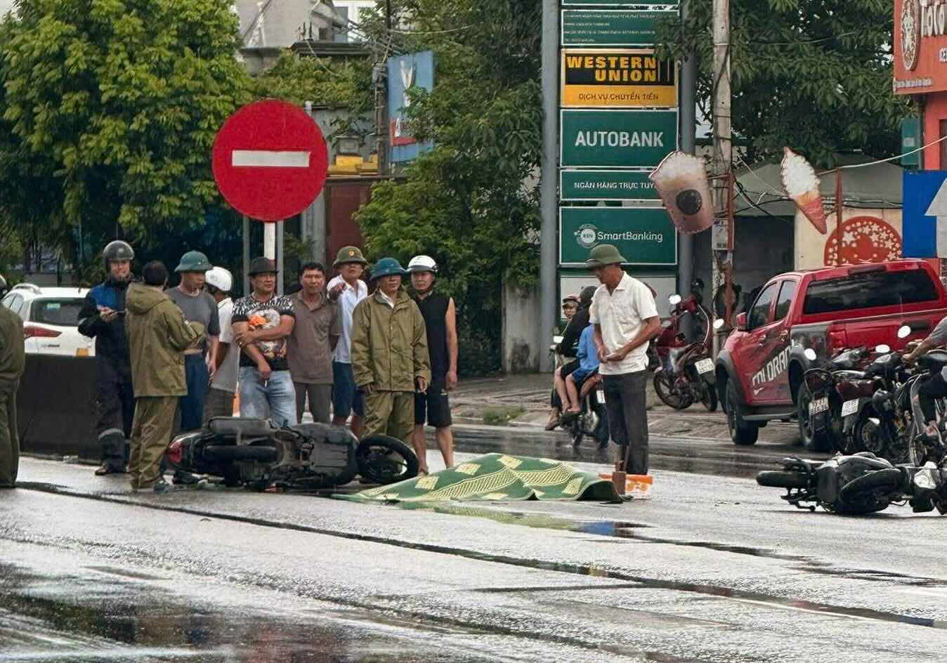 The accident on National Highway 1 through Quang Binh province left 1 person dead. Photo: Van Duc