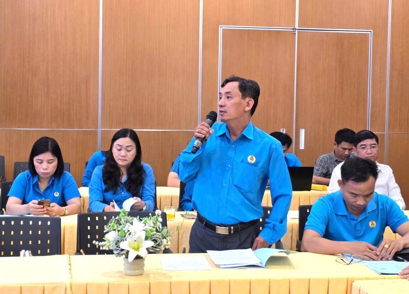 Ong Huynh Van Tuan - Pho Ban thuong truc Ban Nghiep vu LDLD TPHCM phat bieu y kien tai hoi thao. Anh: Nam Duong